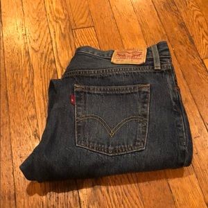 Mid-rise, straight ankle Levis